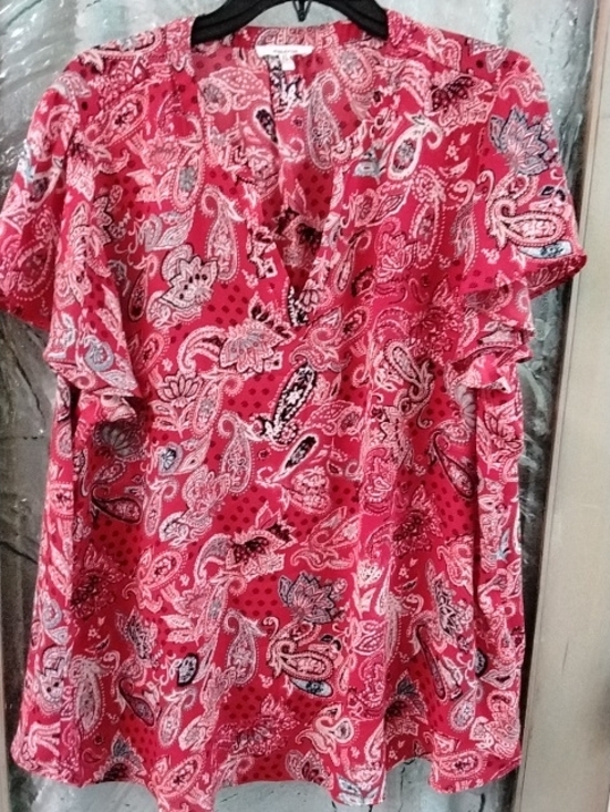 Maurices Tops - Maurices Red Paisley V-Neck Short Sleeve Top